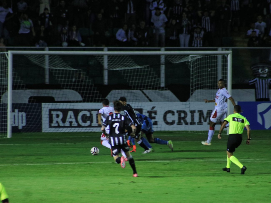 Náutico segura pressão, mas empaca em empate sem gols contra o Figueirense