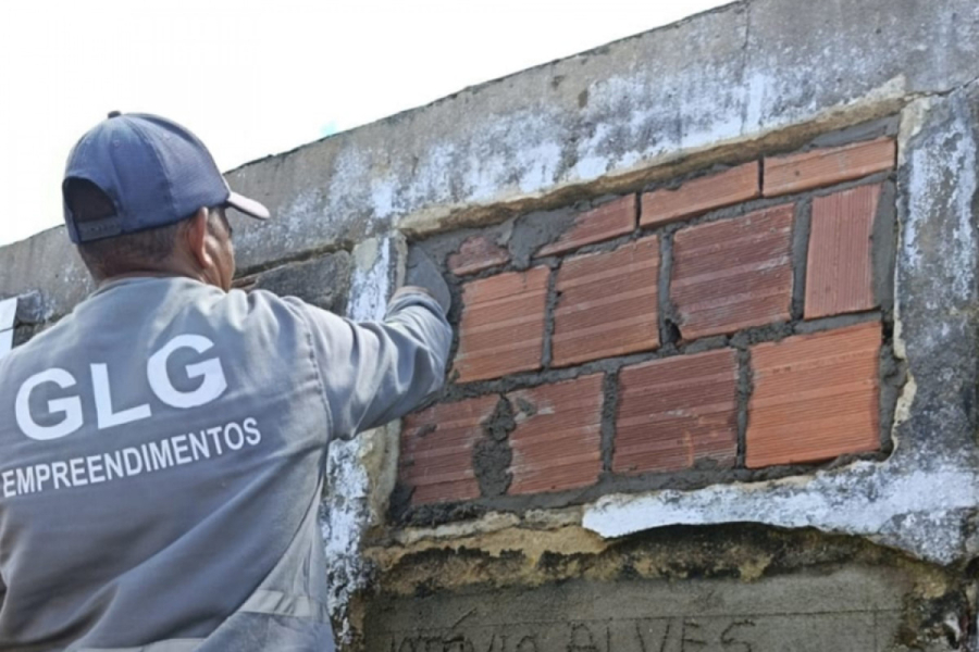 Cadáver é deixado em pé fora do túmulo e caso causa revolta no Cabo de Santo Agostinho
