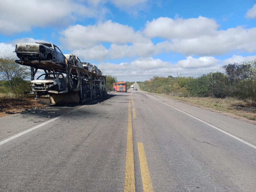 Caminhão-cegonha pega fogo na BR-116 e 11 carros são destruídos em Cabrobó