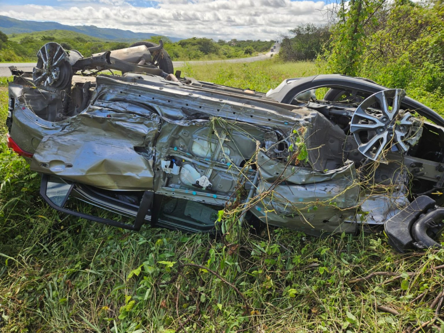 Acidente na BR-232 deixa homem ferido e ocupantes de carro desaparecem