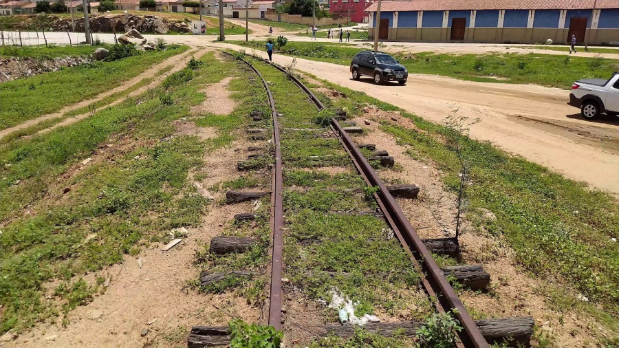 Quanto tempo levaria uma viagem de trem entre Recife e Caruaru?