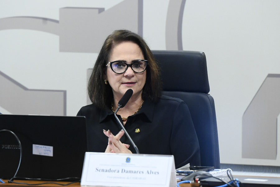 Damares se revolta com caso envolvendo tio de Michelle: “Tem que ficar enjaulado”