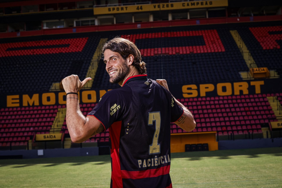 Fora até do banco? Decisão de Daniel Paulista sobre atacante do Sport chama atenção