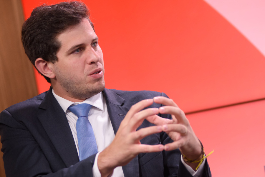 Pedro Campos age como escudo humano e ajuda presidente da Câmara a retomar cadeira