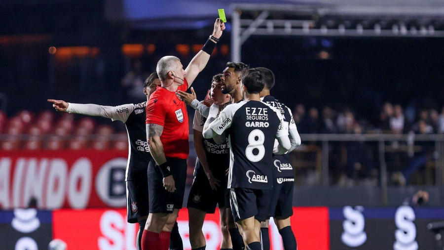 Palmeiras x Corinthians termina em confusão após jogador acender isqueiro em provocação