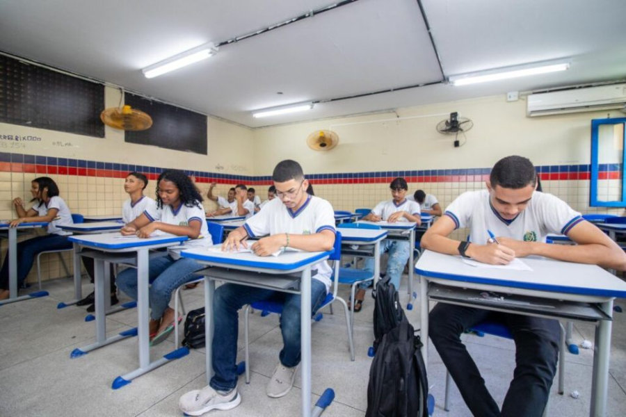 Estudantes da rede estadual recebem R$ 150 para compra de tênis em Pernambuco