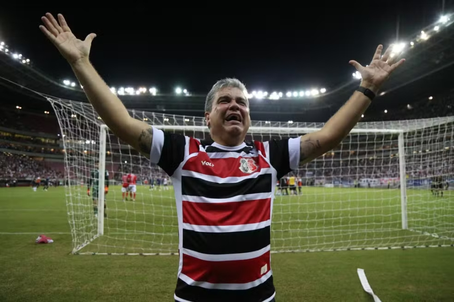 Cabo chora após classificação do Santa Cruz e se declara à torcida: 