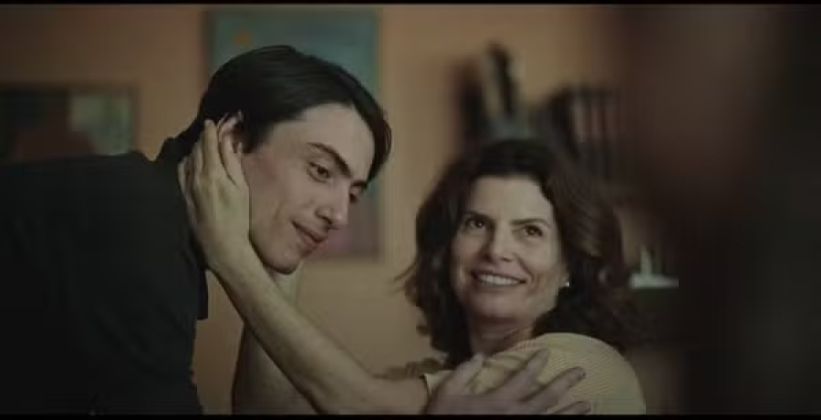 Débora Bloch vive mãe que se recusa a encarar a verdade em thriller do Globoplay