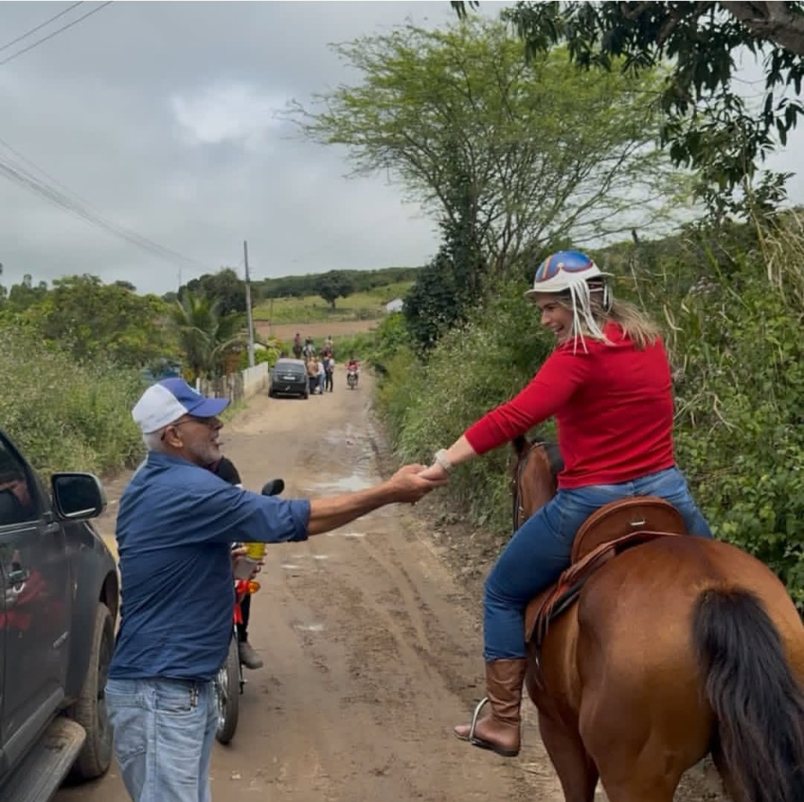 Marília Arraes participa de cavalgada em Saloá e viraliza em vídeo durante evento