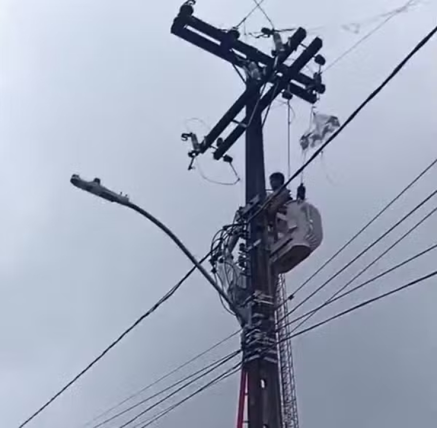 Vídeo registra resgate dramático de criança após choque em poste no Recife