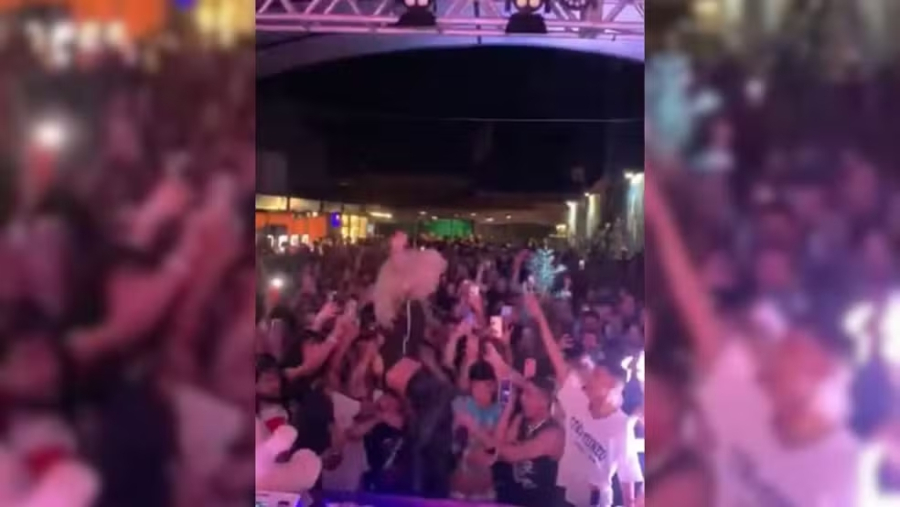 Pablo Vittar se joga no público em Goiânia, mas acaba caindo; vídeo viraliza nas redes