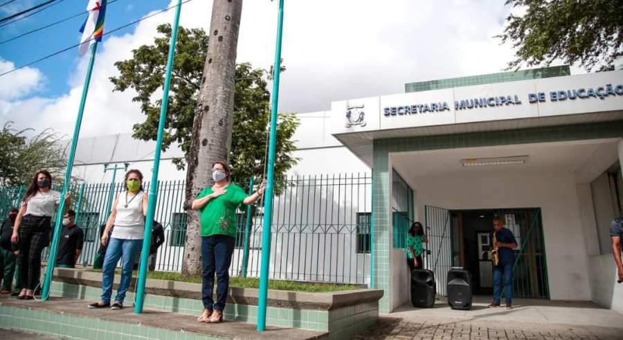 Cabo abre seleção com 608 vagas para professores e salários de até R$ 3,2 mil