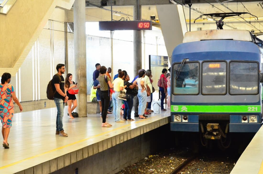 Metrô do Recife terá reforço com 11 trens usados de outros estados, diz Raquel Lyra