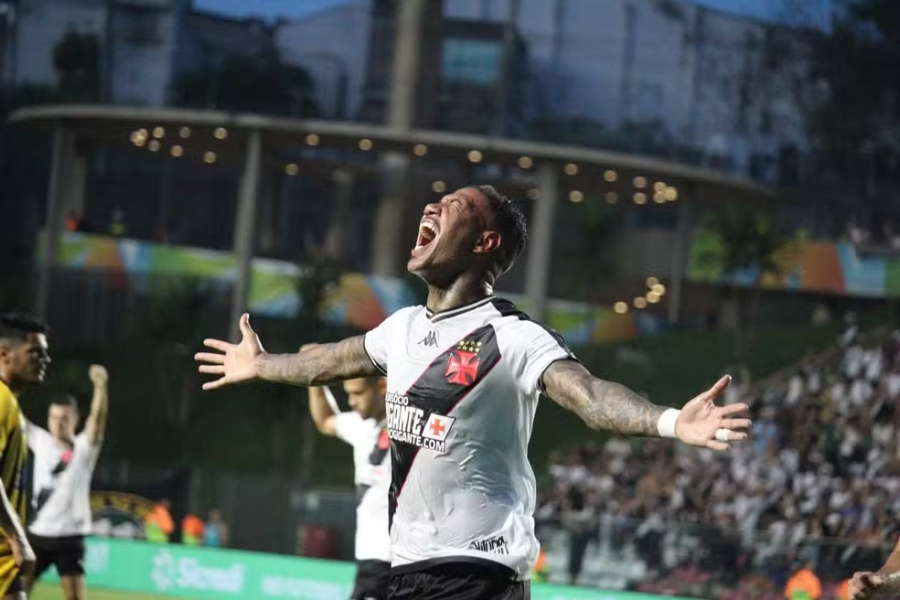 Sport fica perto de fechar com o volante Zé Gabriel, ex-Vasco