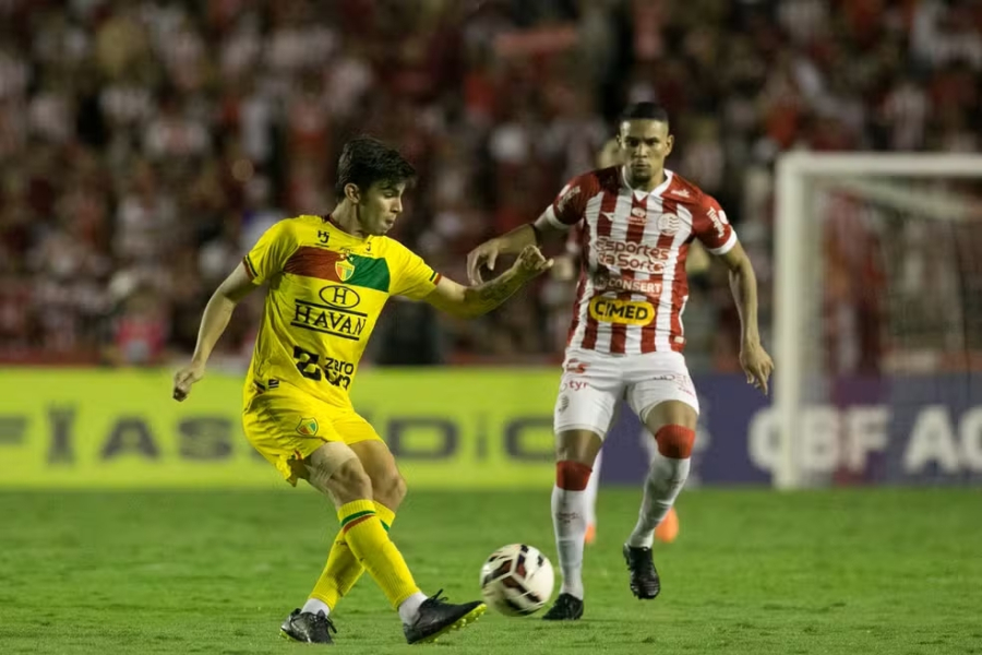 Náutico amplia contrato do volante Samuel até 2027