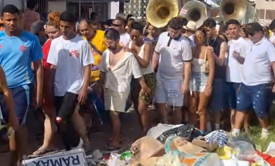 Falta de coleta de lixo causa transtornos a blocos de carnaval em Olinda