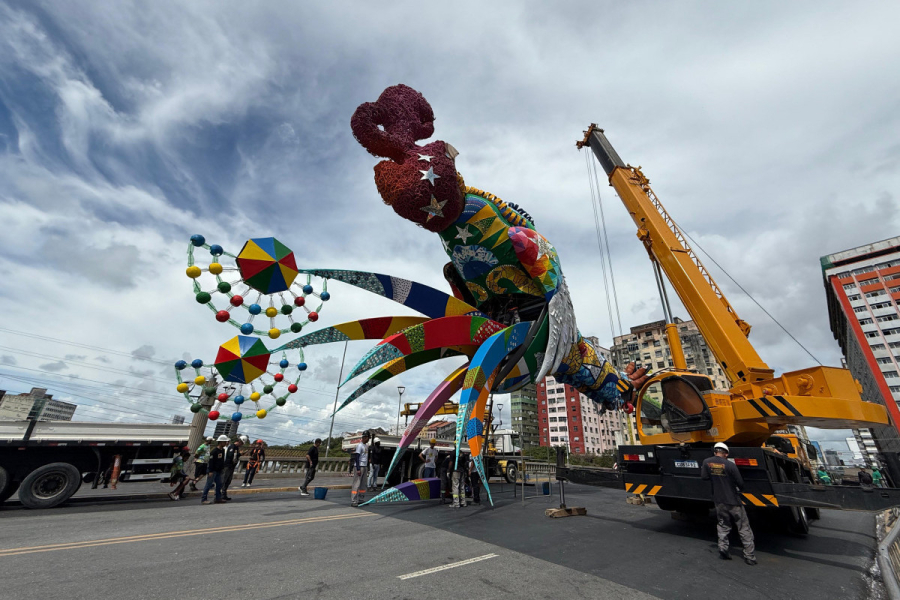 Fim da folia: Recife desmonta o Galo e libera a ponte Duarte Coelho