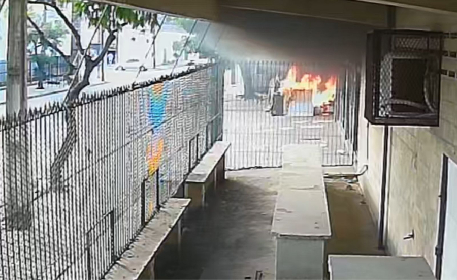 Incêndio destrói barraco de moradora e deixa cachorro morto no Recife