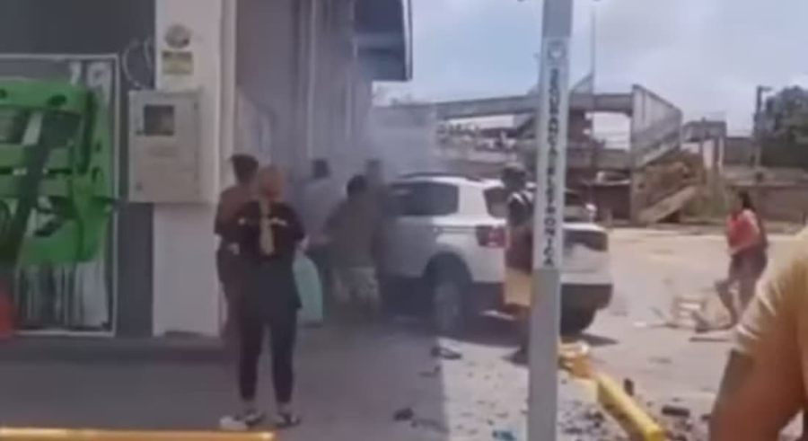 Colisão entre carros invade restaurante e causa morte no Recife