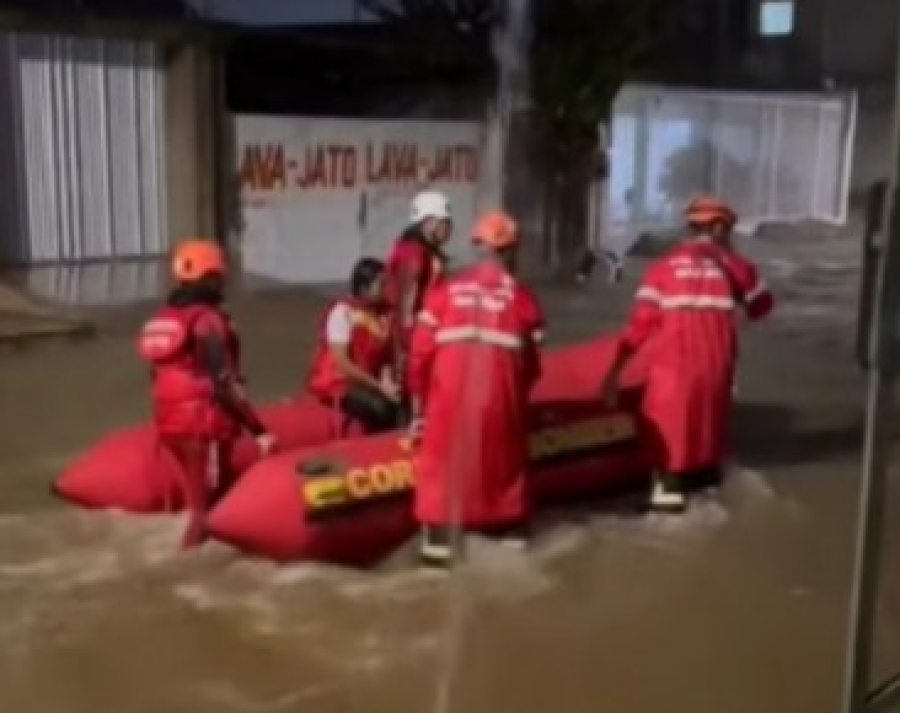 Bombeiros resgatam grupo ilhado após forte chuva em Salgueiro