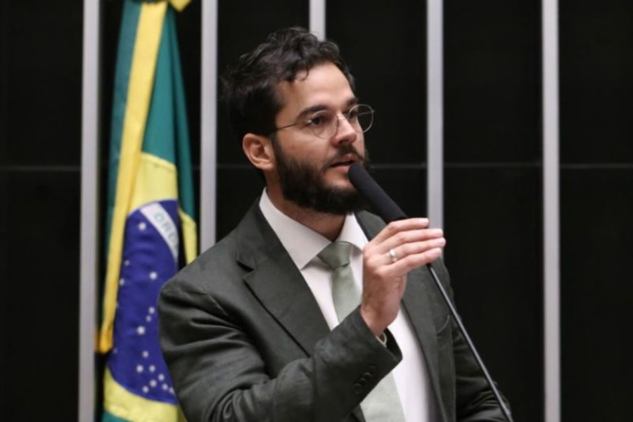 Deputado de PE pede investigação sobre jatinho usado por Nikolas Ferreira