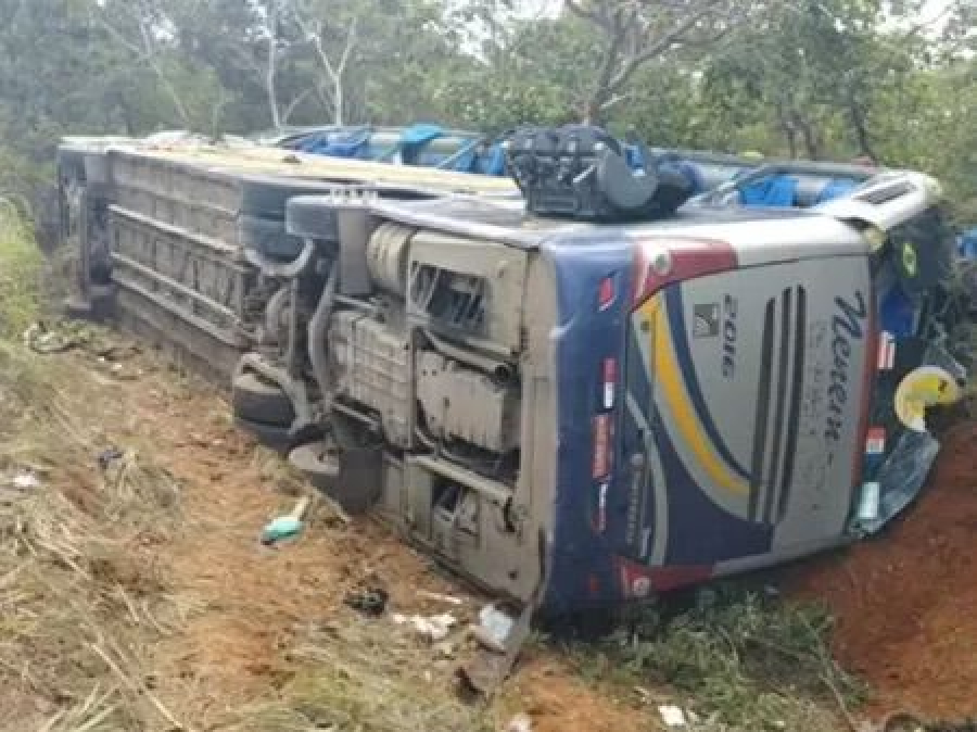 Ônibus que seguia para Pernambuco tomba e deixa mortos em MG