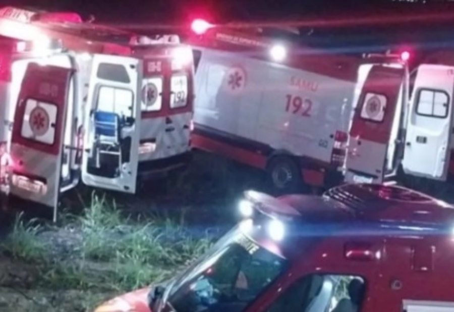 Van cai em ribanceira na PE-52 e deixa seis feridos em PE