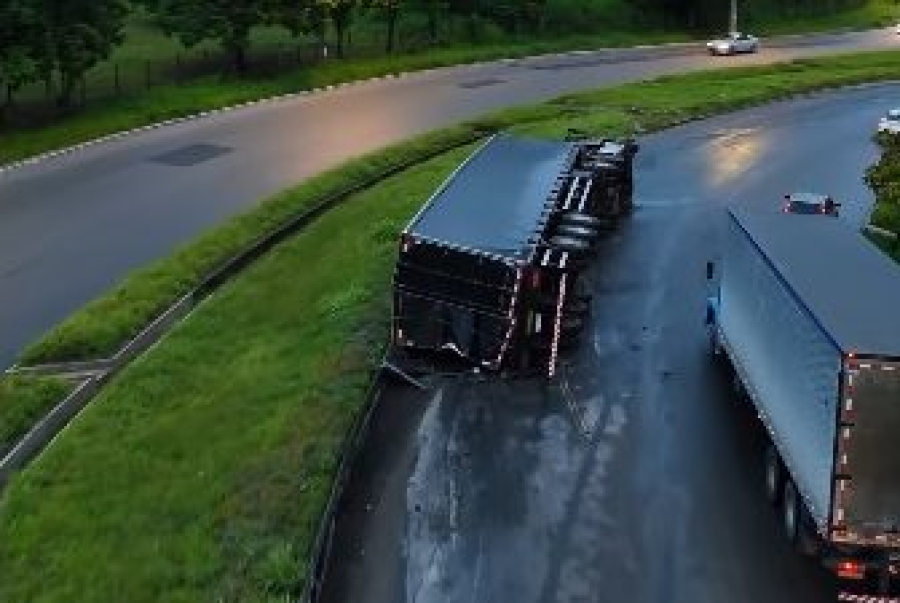 Carreta tomba perto do Hospital Miguel Arraes e afeta tráfego