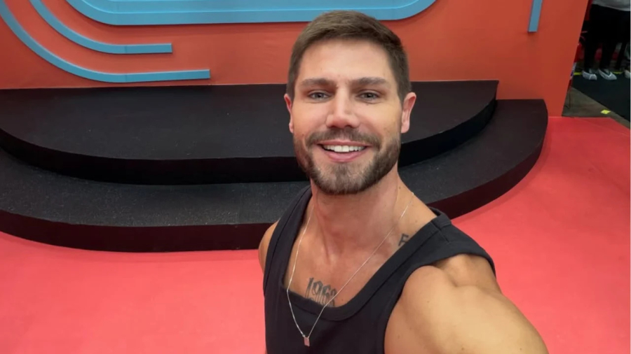 Ex-BBB Jonas explica acidente em SP e mostra estado do carro