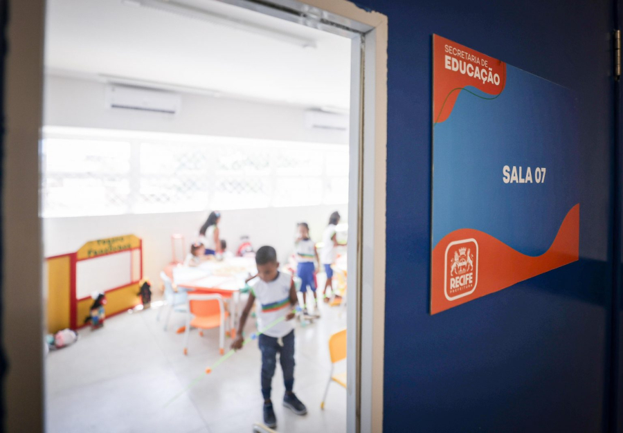 Mesmo com chuvas, Recife confirma aulas da tarde nesta terça (7)