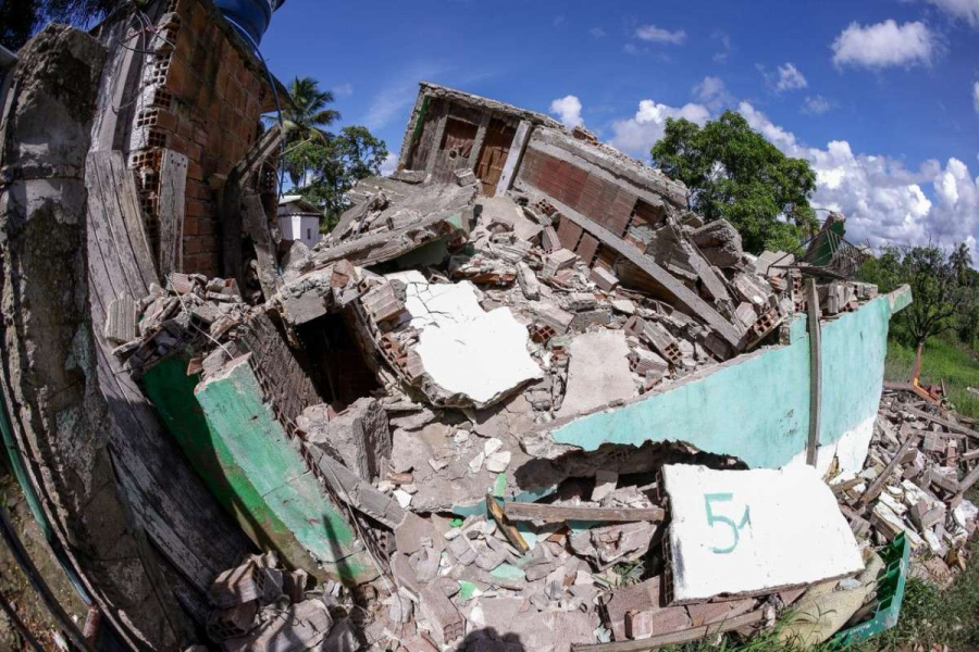 Idoso resgatado após desabamento em Olinda morre no hospital