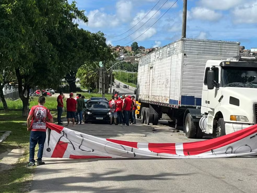 Após derrota, torcida do Náutico cobra elenco no CT