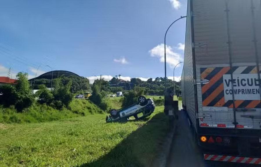 Acidente com viatura na BR-101 fere PMs; veja detalhes