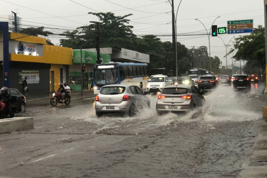 Chuva intensa: Veja ruas com alagamento no Recife agora