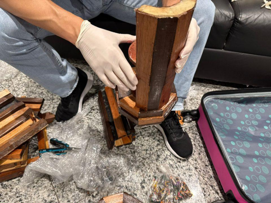 Mulher é presa com cocaína em tabuleiro de xadrez no Aeroporto do Recife