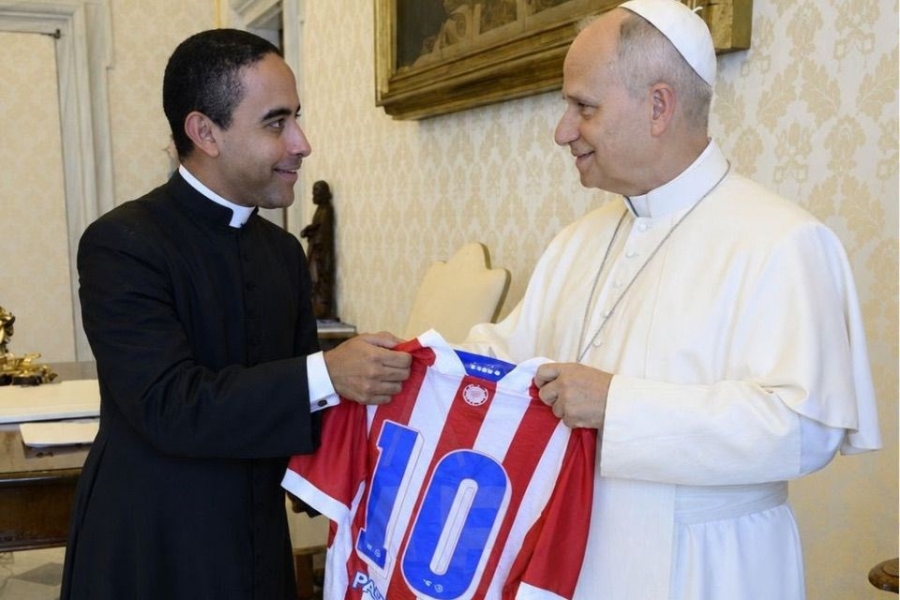Papa Leão XIV recebe camisa do Náutico no Vaticano