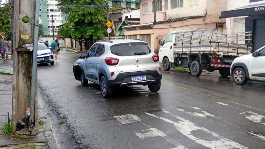 Carro capota perto de colégio no Arruda; veja detalhes