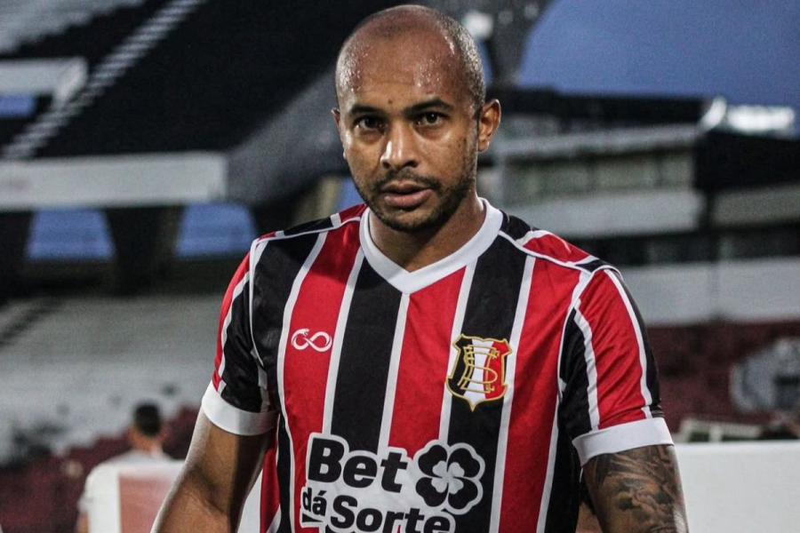 Técnico do Santa Cruz banca Quirino mesmo após jejum de gols