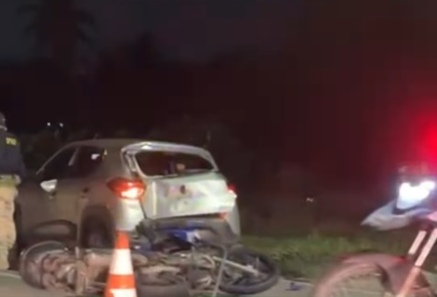 Policial bate moto oficial em carro na BR-101