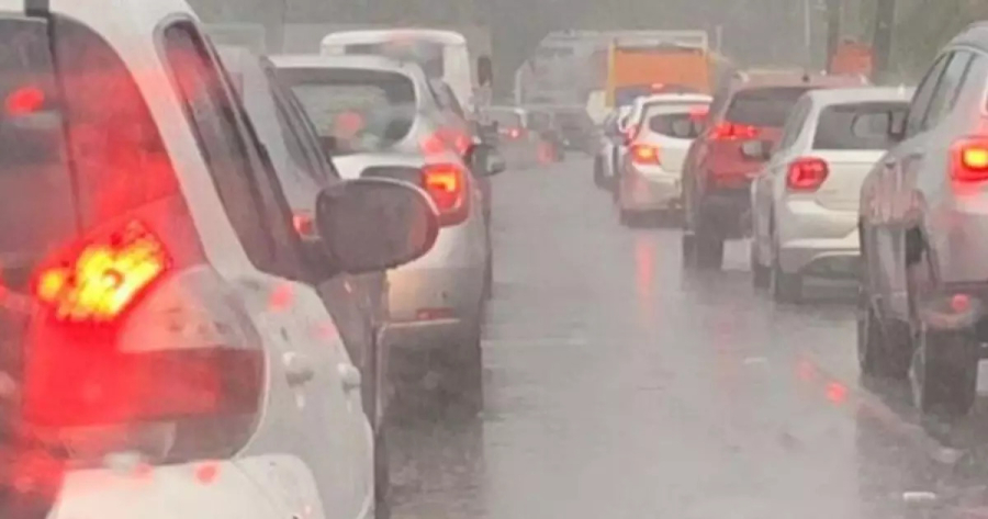 Veja ruas e avenidas alagadas no Recife hoje