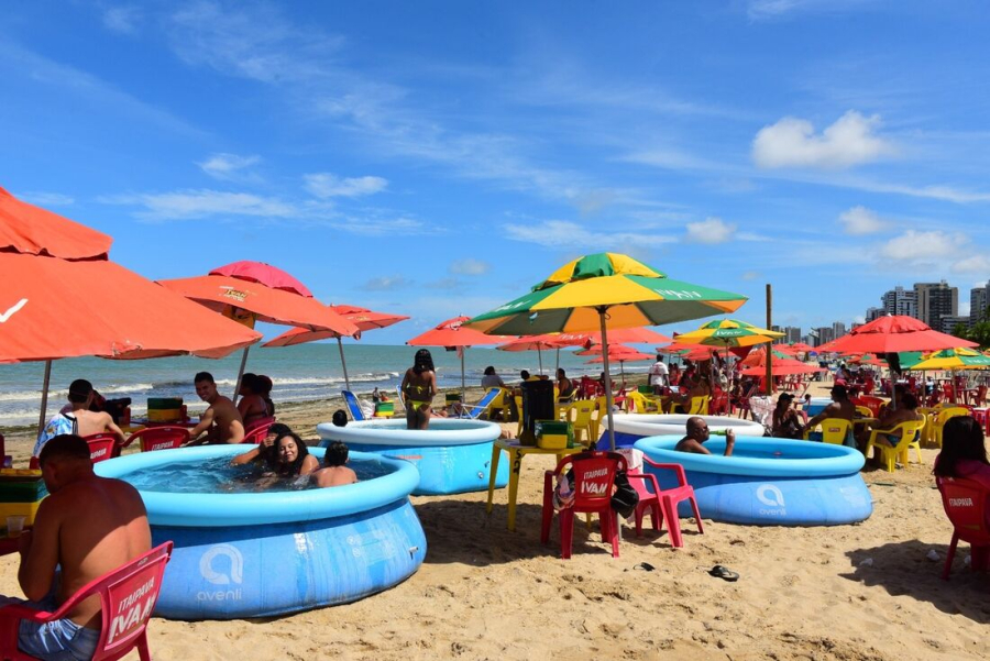 Vídeo: Bombeiros retiram adolescente do mar após alerta em Piedade
