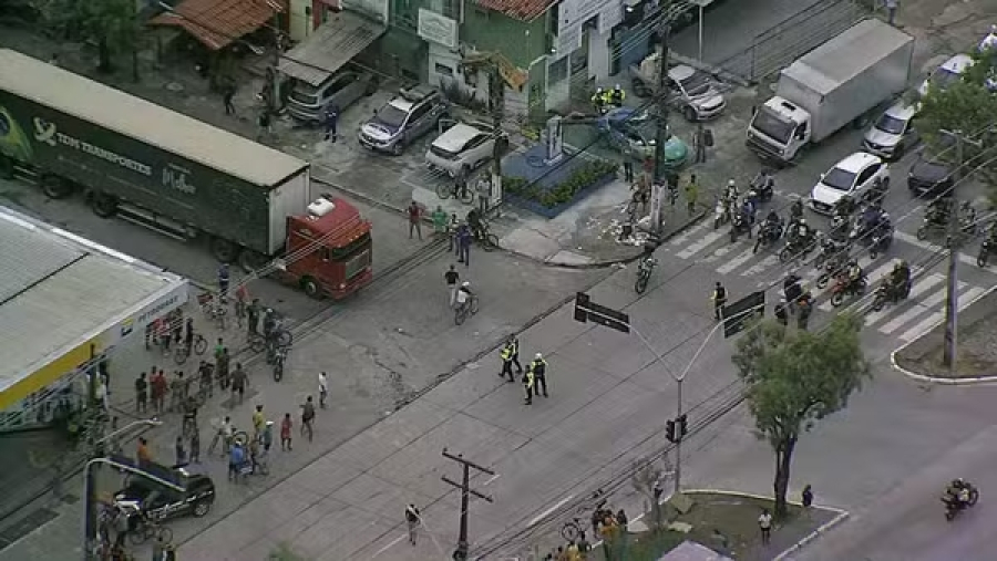 Ciclista morre atropelada por carreta no Recife