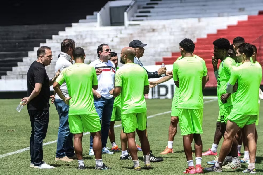 Jogadores do Santa Cruz protestam por salários atrasados