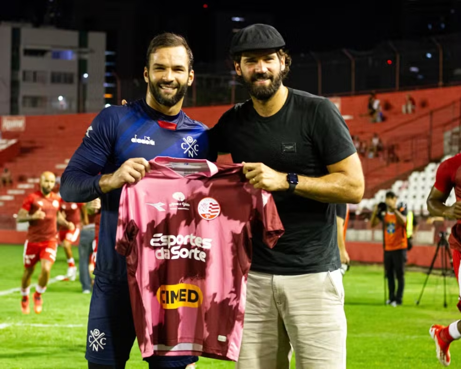 Fifa homenageia Alisson com mensagem de goleiro do Náutico