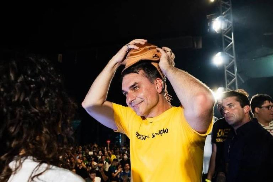 Flávio Bolsonaro cancela agenda no Recife