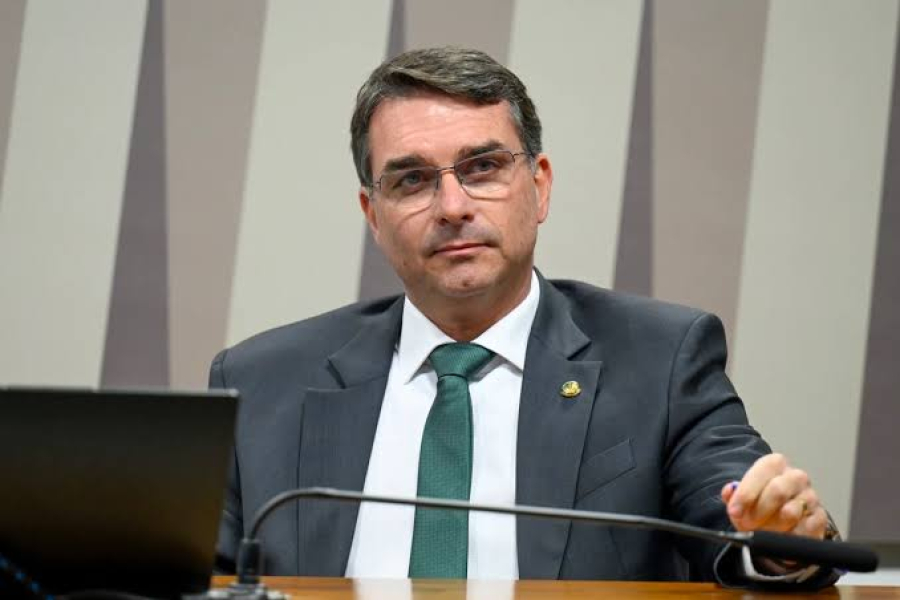 Após cancelar ida a Pernambuco, Flávio Bolsonaro irá ao Ceará