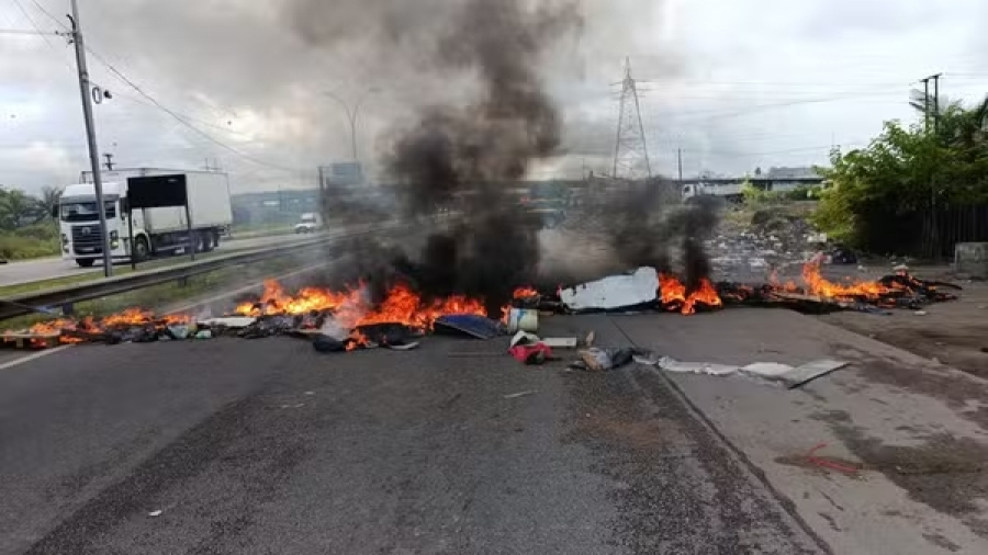 Protestos por auxílio das chuvas chegam ao 3º dia