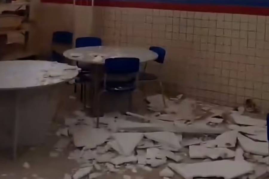 Forro de biblioteca cai perto de alunos na Etepam