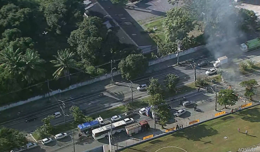 Protesto bloqueia acesso ao Aeroporto do Recife