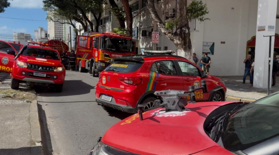 Incêndio em empresarial deixa cinco feridos no Recife